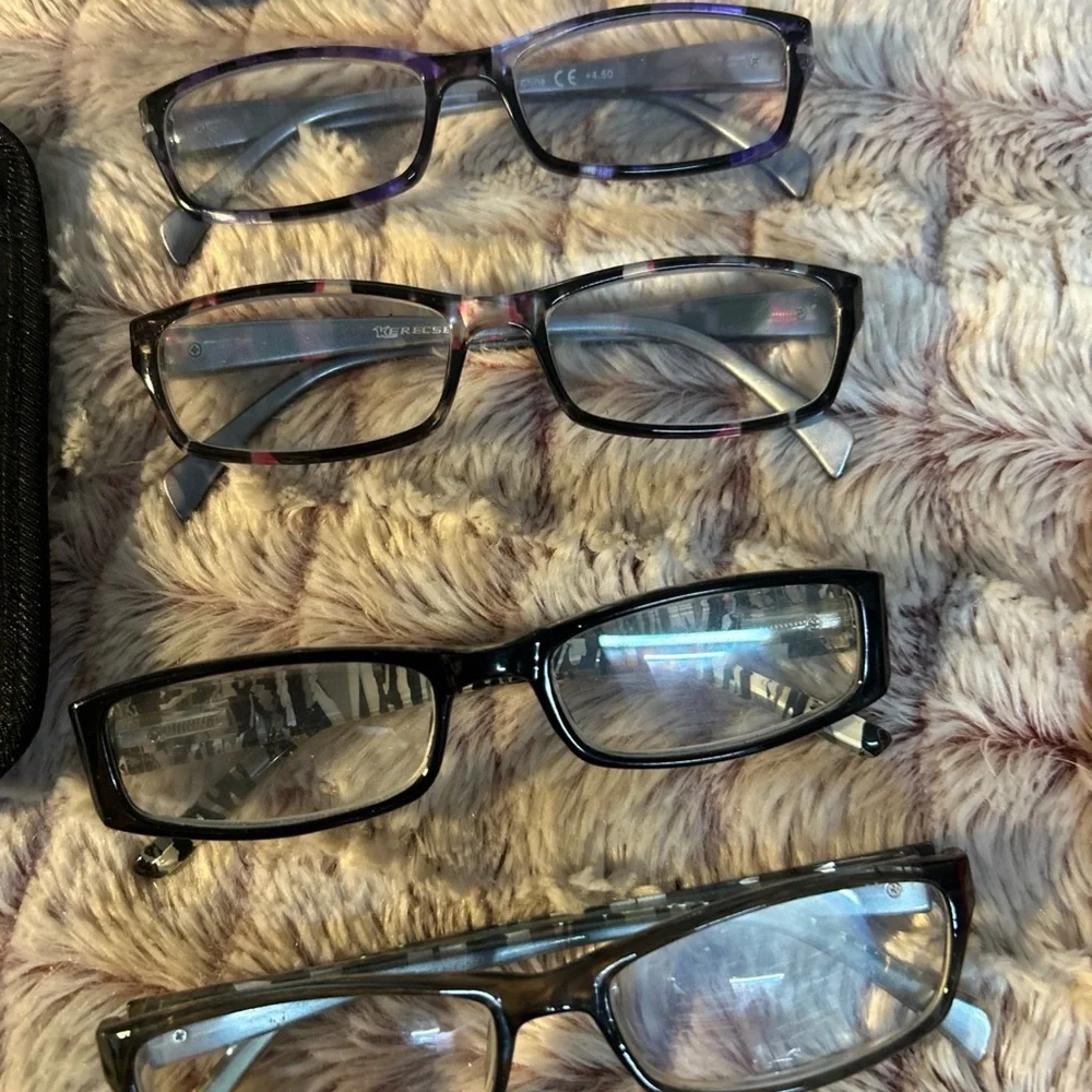 Fashionable 4 Pairs Of Reading Glasses & Glasses cases 4.0 + Never Used